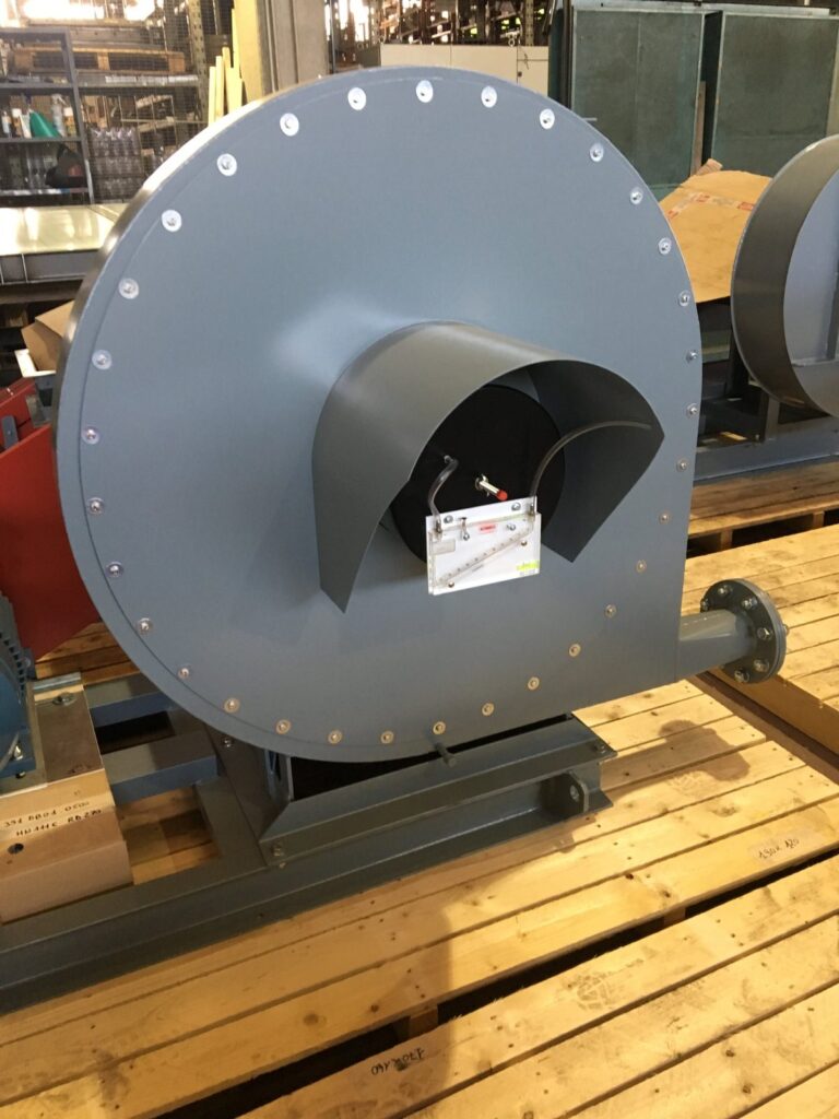 Collaudo in officina di un ventilatore alta pressione SAVIO serie HN con manometro